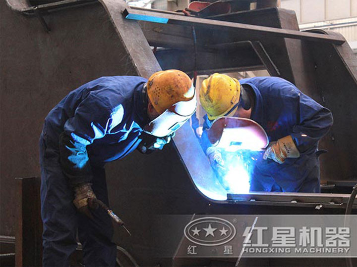 車間生產加工移動破碎機，每一臺設備都是匠心打造